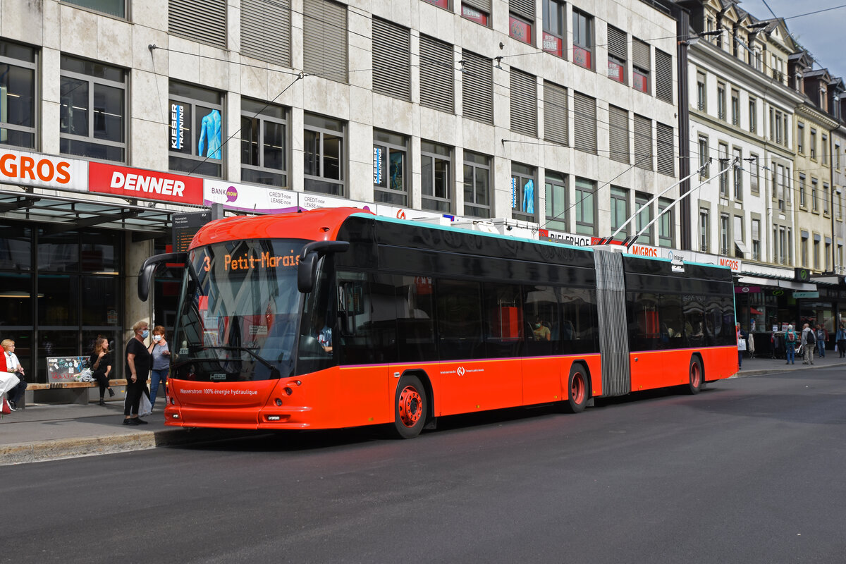 Hess Trolleybus 99, auf der Linie 3, bedient die Haltestelle beim Guisan Platz. Die Aufnahme stammt vom 25.09.2021.