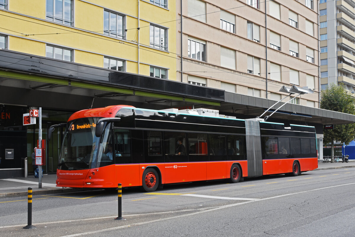 Hess Trolleybus 99, auf der Linie 3, bedient die Haltestelle beim Bahnhof Biel. Die Aufnahme stammt vom 25.09.2021.