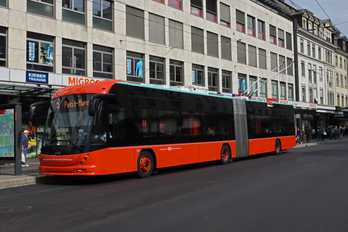 Hess Trolleybus 99, auf der Linie 3, bedient die Haltestelle beim Guisan Platz. Die Aufnahme stammt vom 25.09.2021.