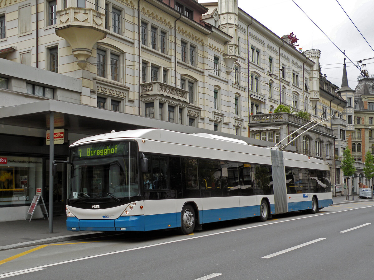 Hess Trolleybus, auf der Linie 7, fährt am 04.05.2010 durch die Hirschmattstrasse.