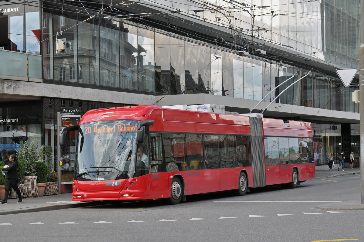 Hess Trolleybus Nr. 24, auf der Linie 20, wartet an der Haltestelle beim Bahnhof Bern. Die Aufnahme stammt vom 22.05.2018.