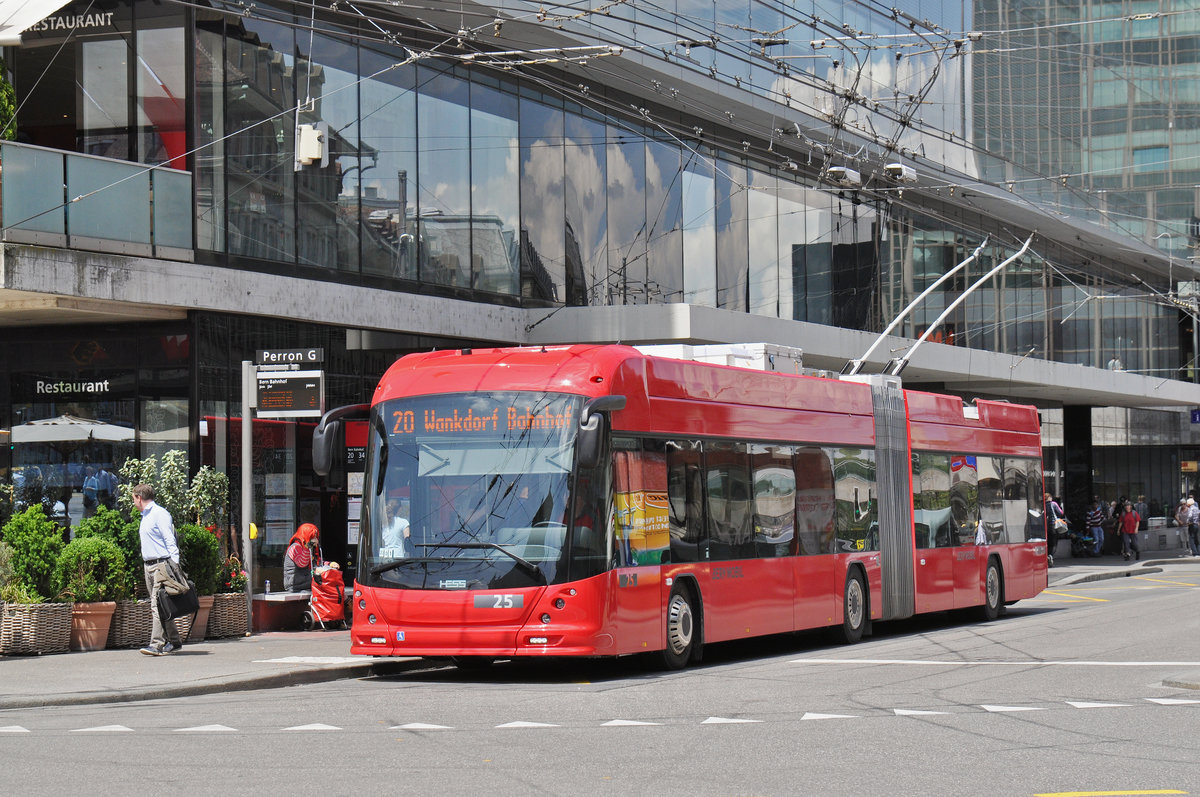 Hess Trolleybus Nr. 25, auf der Linie 20, wartet an der Haltestelle beim Bahnhof Bern. Die Aufnahme stammt vom 22.05.2018.