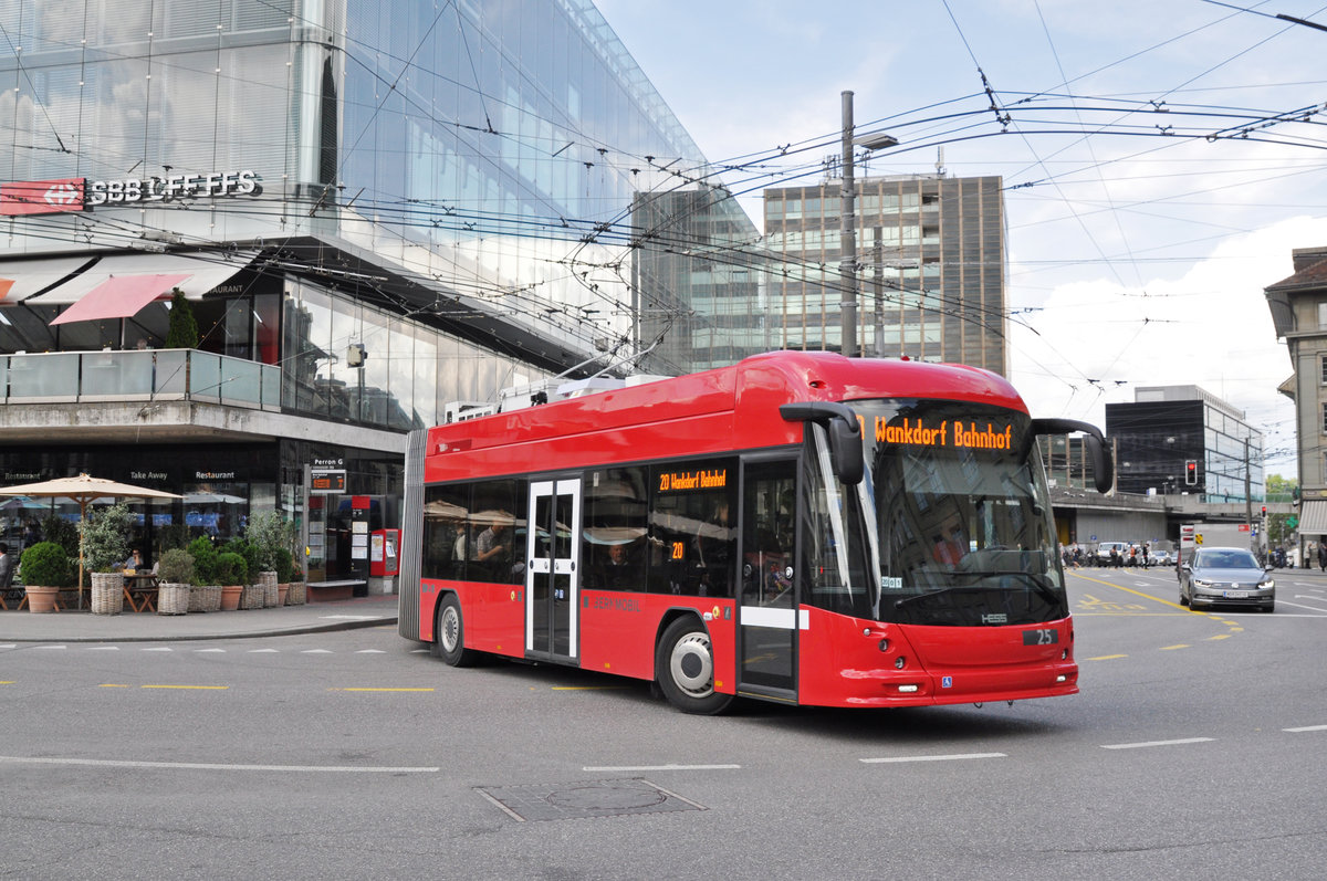 Hess Trolleybus Nr. 25, auf der Linie 20, verlässt die Haltestelle beim Bahnhof Bern. Die Aufnahme stammt vom 22.05.2018.