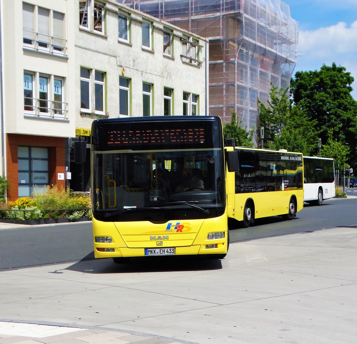 Heuser MAN Lions City mit Göppel Midi Train Anhänger (Bruchköbel da möchte ich Leben) am 23.06.17 in Hanau Freiheitsplatz