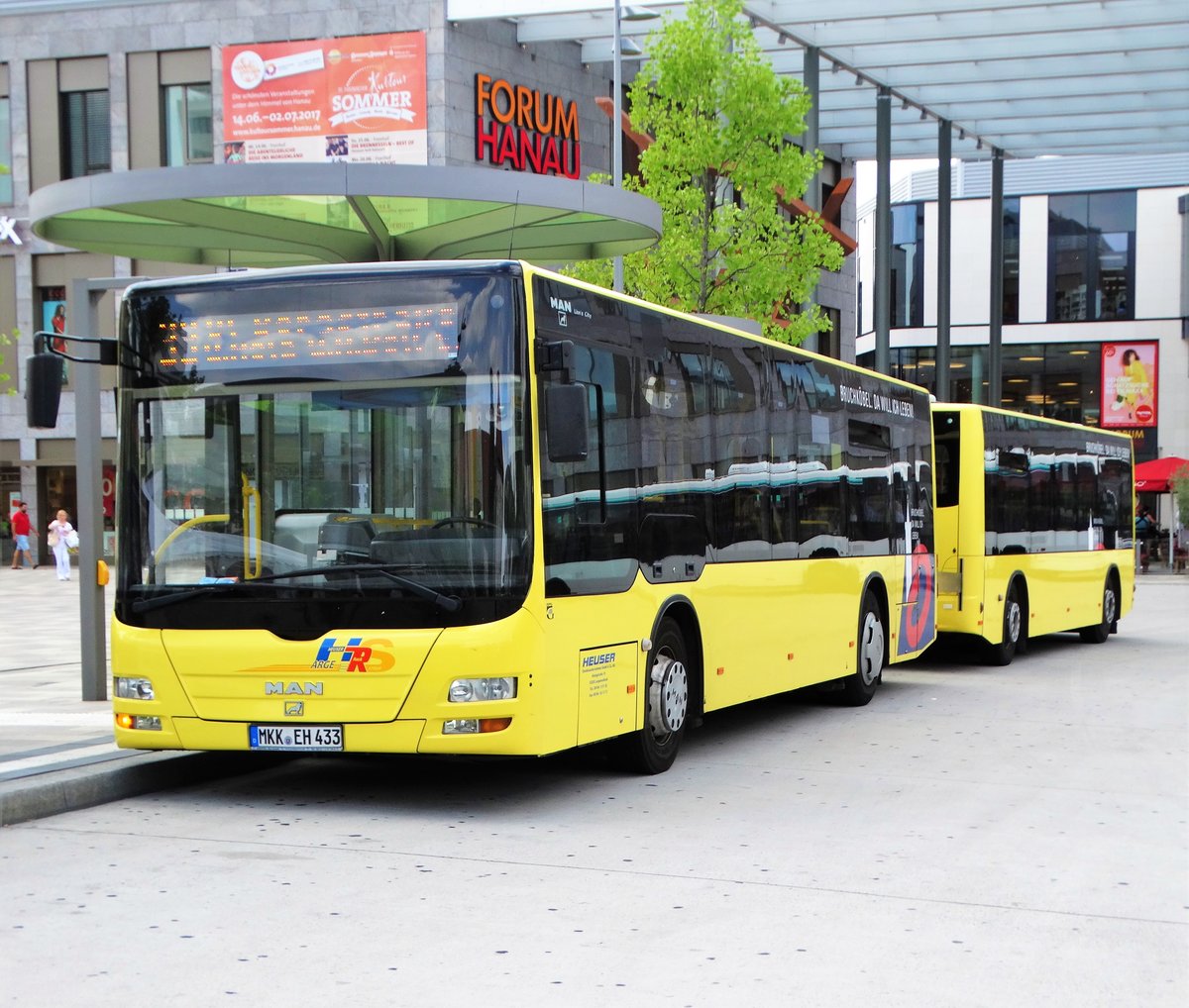 Heuser MAN Lions City mit Göppel Midi Train Anhänger (Bruchköbel da möchte ich Leben) am 23.06.17 in Hanau Freiheitsplatz