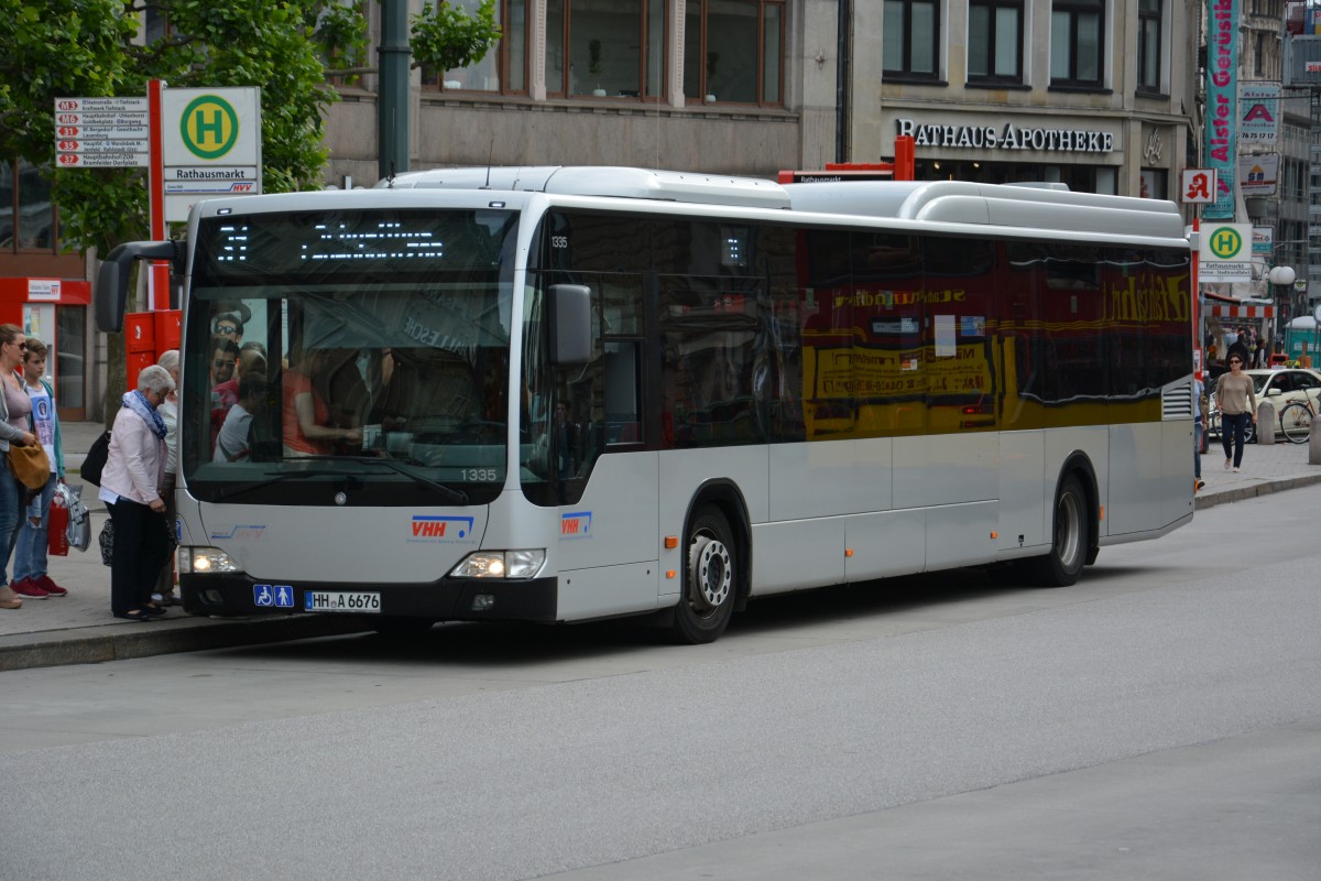 HH-A 6676 ist am 11.07.2015 auf der Linie 31 unterwegs. Aufgenommen wurde ein Mercedes Benz Citaro Facelift / Hamburg Rathausmarkt.
