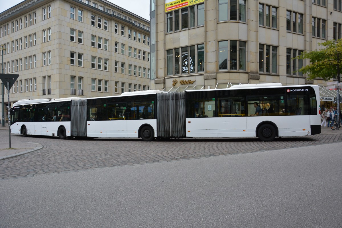 HH-HE 2588 ist am 11.07.2015 auf der Linie M5 in Hamburg unterwegs. Aufgenommen wurde ein VanHool AGG 300 / Hamburg Mönckebergstraße.
