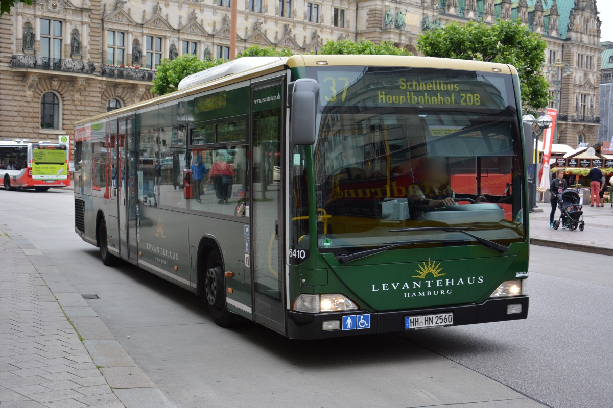 HH-HN 2560 ist am 11.07.2015 auf der Linie 37 in Hamburg unterwegs. Aufgenommen wurde ein Mercedes Benz Citaro / Hamburg Mönckebergstraße.
