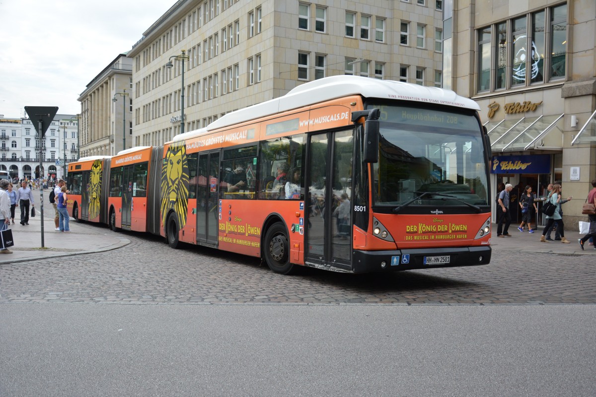 HH-HN 2581 fährt am 11.07.2015 auf der Linie M5. Aufgenommen wurde ein VanHool AGG 300 / Hochbahn / Hamburg Rathausmarkt.
