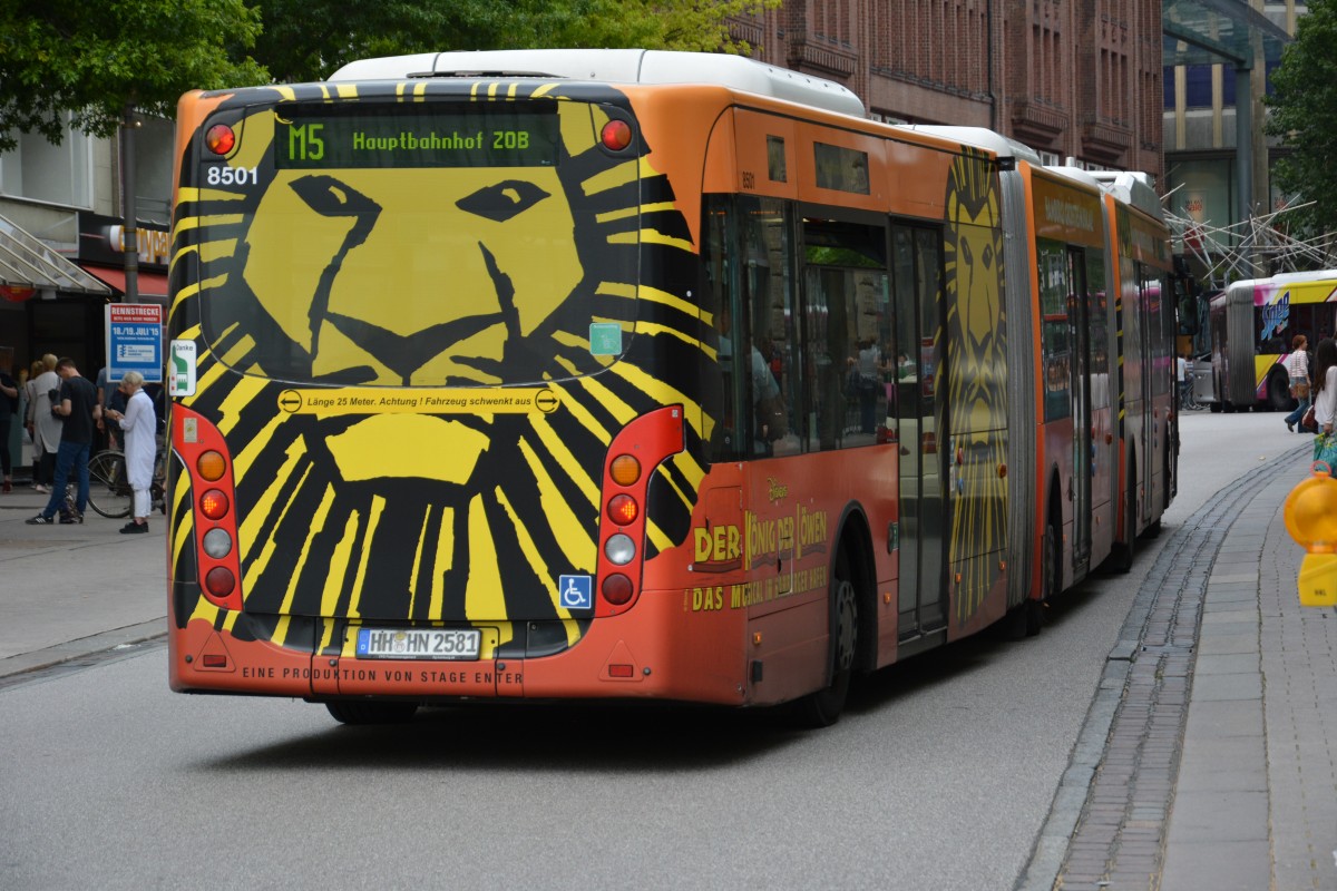 HH-HN 2581 fährt am 11.07.2015 auf der Linie M5. Aufgenommen wurde ein VanHool AGG 300 / Hochbahn / Hamburg Rathausmarkt.
