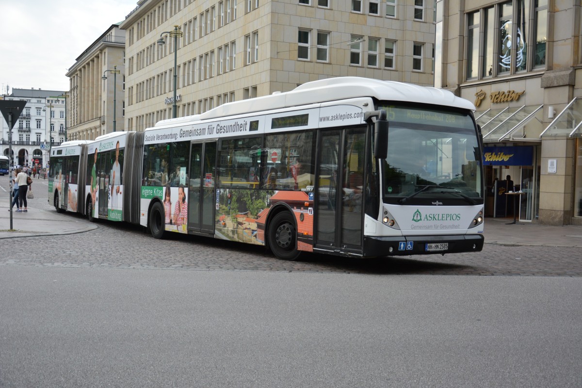 HH-HN 2585 fährt am 11.07.2015 auf der Linie M5. Aufgenommen wurde ein VanHool AGG 300 / Hochbahn / Hamburg Rathausmarkt.
