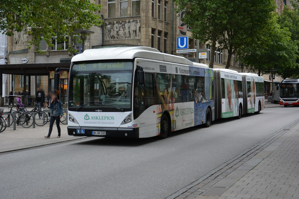 HH-HN 2585 (VanHool AGG 300 / Hochbahn) fährt am 11.07.2015 auf der Linie M5. Aufgenommen an der Mönckebergstraße in Hamburg.
