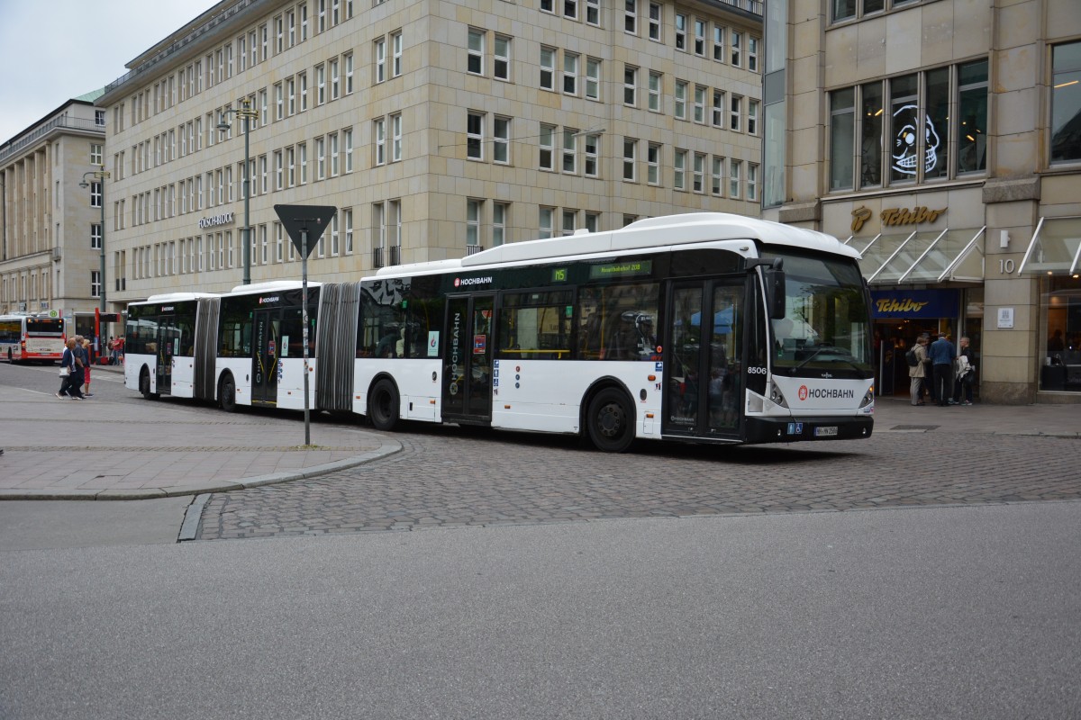 HH-HN 2586 ist am 11.07.2015 auf der Linie M5 in Hamburg unterwegs. Aufgenommen wurde ein VanHool AGG 300 / Hamburg Mönckebergstraße.
