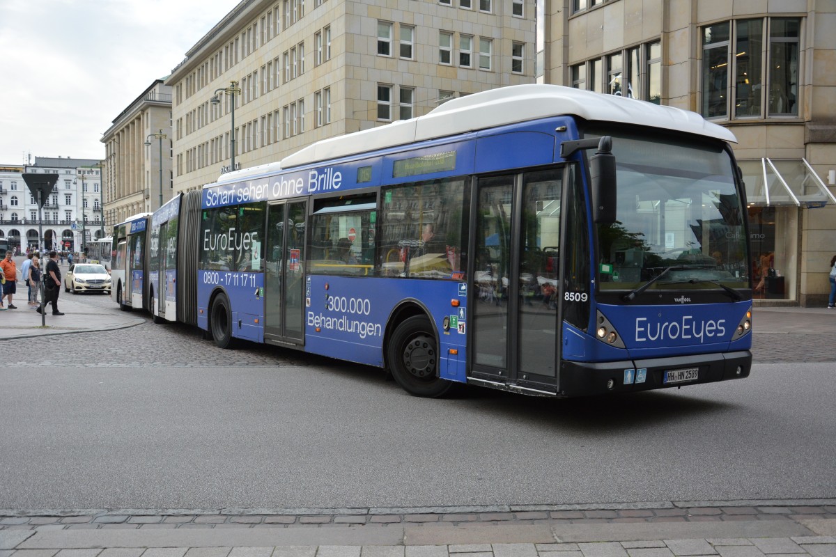 HH-HN 2589 fährt am 11.07.2015 auf der Linie M5. Aufgenommen wurde ein VanHool AGG 300 / Hochbahn / Hamburg Rathausmarkt.
