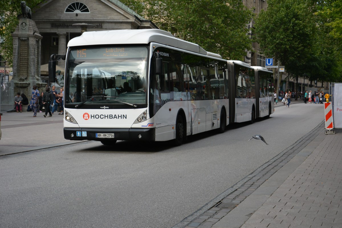 HH-HN 2786 fährt am 11.07.2015 auf der Linie M5. Aufgenommen wurde ein VanHool AGG 300 / Hochbahn / Hamburg Mönckebergstraße.
