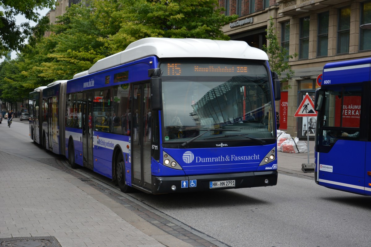 HH-HN 2791 (VanHool AGG 300 / Hochbahn) fährt am 11.07.2015 auf der Linie 112. Aufgenommen an der Mönckebergstraße in Hamburg.
