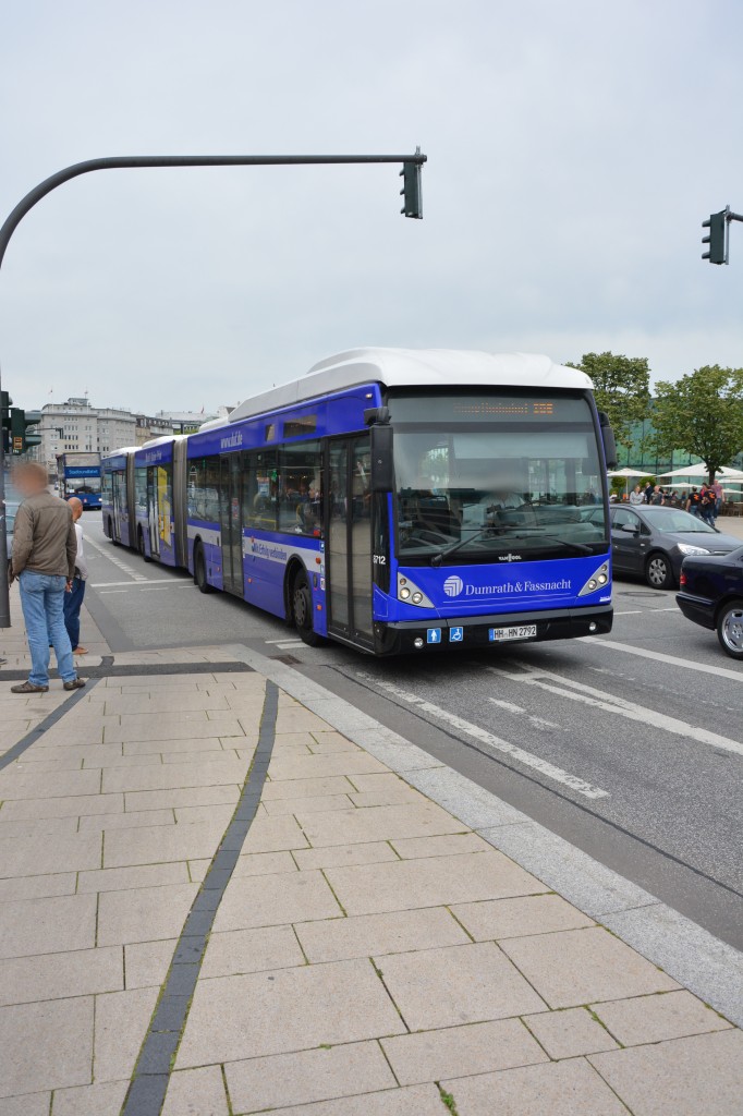 HH-HN 2792 (AGG 300 / Hochbahn) fährt am 11.07.2015 auf der Linie M5. Aufgenommen am Jungfernstieg in Hamburg.
