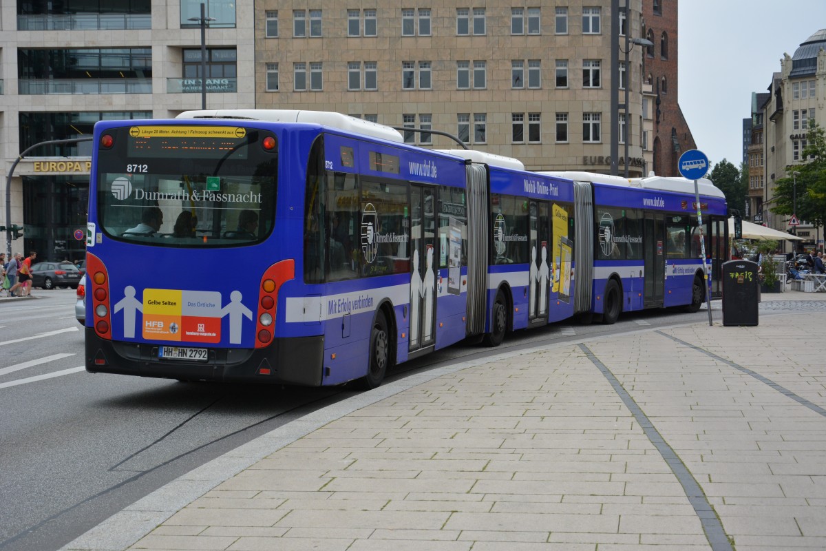 HH-HN 2792 (AGG 300 / Hochbahn) fährt am 11.07.2015 auf der Linie M5. Aufgenommen am Jungfernstieg in Hamburg.
