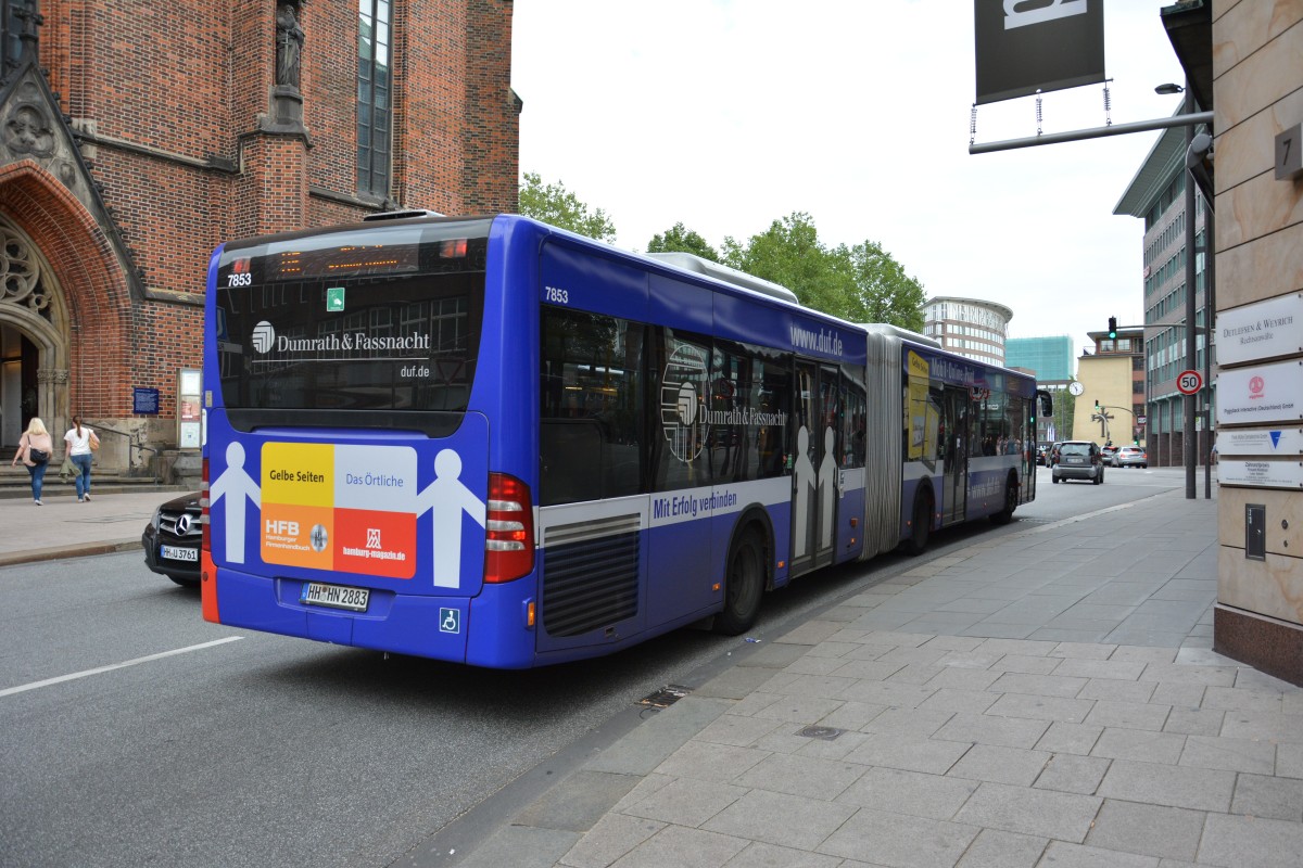 HH-HN 2883 fährt am 11.07.2015 auf der Linie M6. Aufgenommen wurde ein Mercedes Benz Citaro Facelift / Hochbahn / Hamburg Rathausmarkt - Petrikirche.
