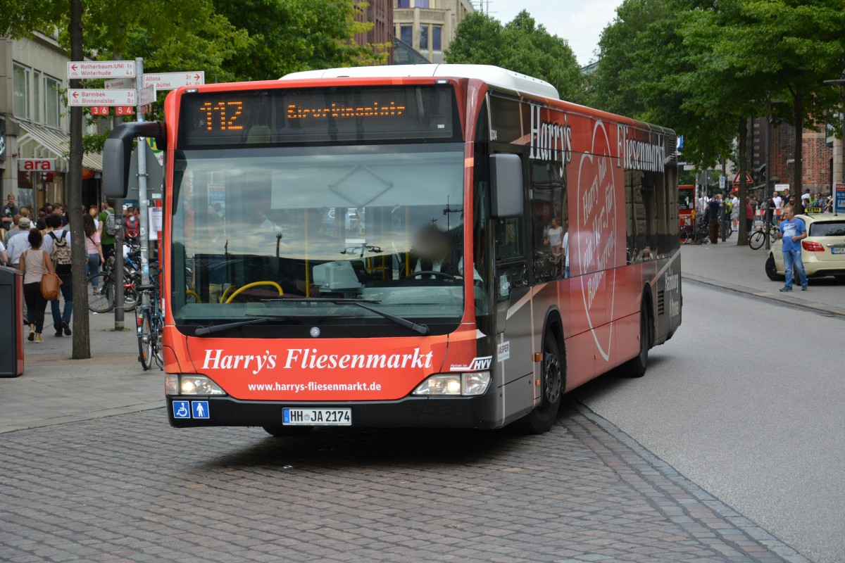 HH-JA 2174 ist am 11.07.2015 auf der Linie 112 unterwegs. Aufgenommen wurde ein Mercedes Benz Citaro Facelift / Hamburg Rathausmarkt.

