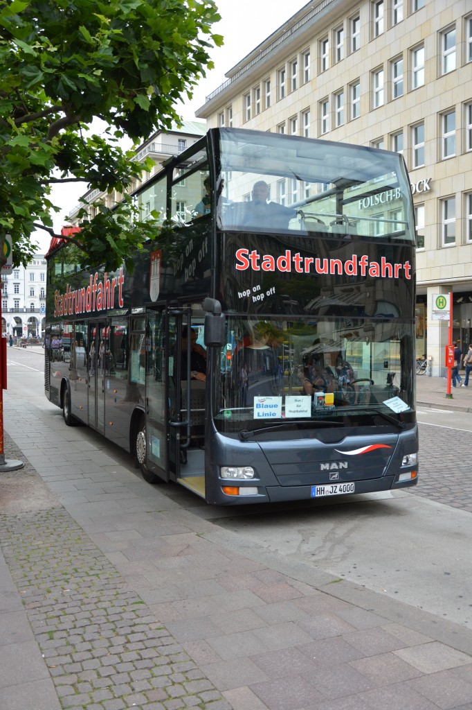 HH-JZ 4000 ist am 11.07.2015 auf Stadtrundfahrt durch Hamburg unterwegs. Aufgenommen wurde ein MAN Lion's City DD / Hamburg Rathausmarkt.
