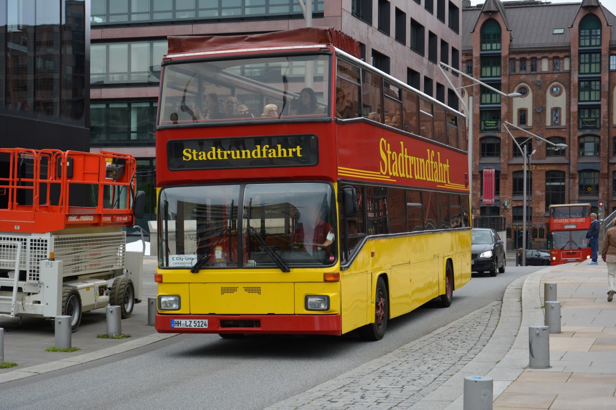 HH-LZ 5124 fährt am 11.07.2015 durch Hamburg als Stadtrundfahrt. Aufgenommen wurde ein MAN SD 202 / Hamburg Großer Grasbrook.
