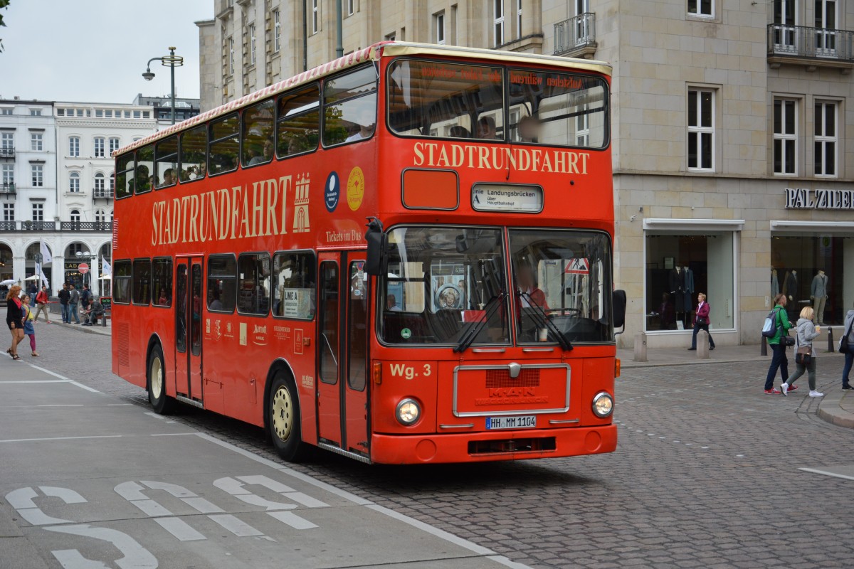 HH-MM 1104 (MAN SD 200) fährt am 11.07.2015 auf Stadtrundfahrt durch Hamburg. Aufgenommen am Rathausmarkt in Hamburg.
