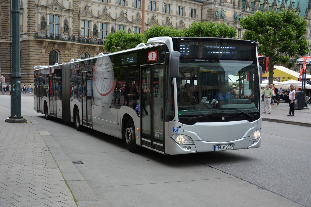 HH-V 9022 fährt am 11.07.2015 auf der Linie M3. Aufgenommen wurde ein Mercedes Benz Citaro der 2. Generation / VHH / Hamburg Rathausmarkt.
