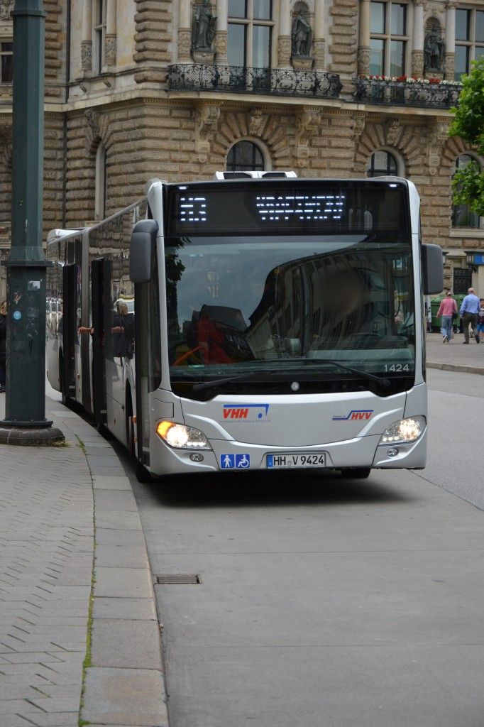 HH-V 9424 (Mercedes Benz Citaro 2. Generation) fährt am 11.07.2015 auf der Linie M3. Aufgenommen am Rathausmarkt in Hamburg.
