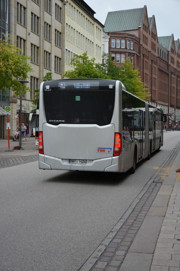 HH-V 9424 (Mercedes Benz Citaro 2. Generation) fährt am 11.07.2015 auf der Linie M3. Aufgenommen am Rathausmarkt in Hamburg.
