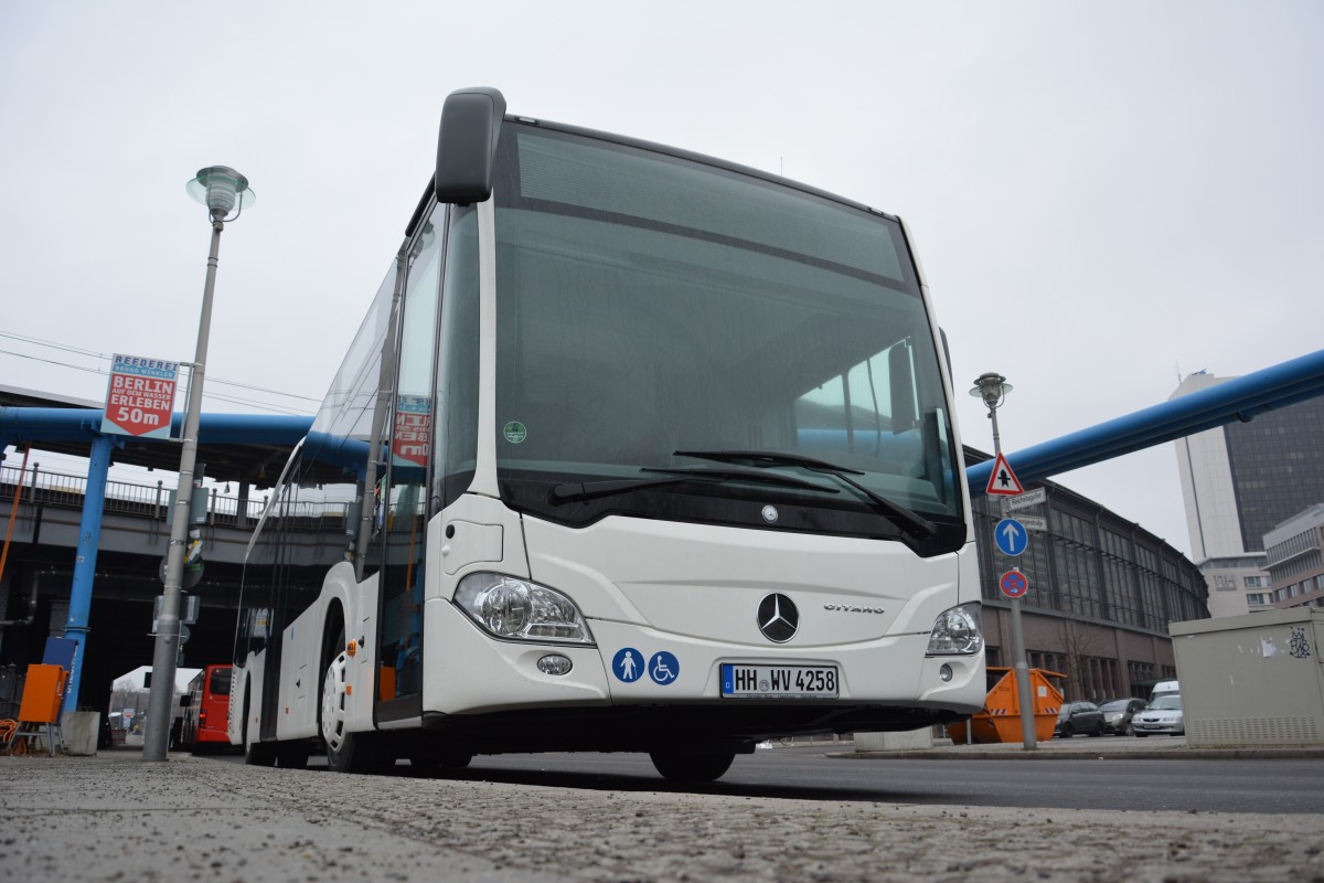 HH-WV 4258 steht am 07.02.2015 am S-Bahnhof Berlin Friedrichstraße und wartet auf seinen nächsten Einsatz. Aufgenommen wurde ein Mercedes Benz Citaro 2 Low Entry Ü.
