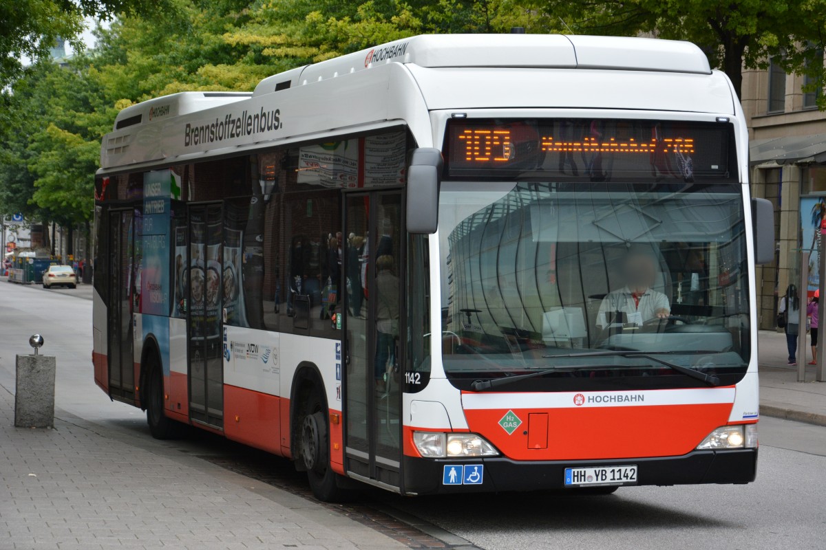 HH-YB 1142 (Mercedes Benz O 530 Citaro BZ Facelift / Hochbahn) fährt am 11.07.2015 auf der Linie 109. Aufgenommen an der Mönckebergstraße in Hamburg.
