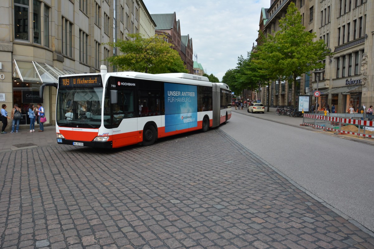 HH-YB 1153 ist am 11.07.2015 auf der Linie 109 unterwegs. Aufgenommen wurde ein Mercedes Benz Citaro Facelift Hybrid / Hamburg Rathausmarkt.
