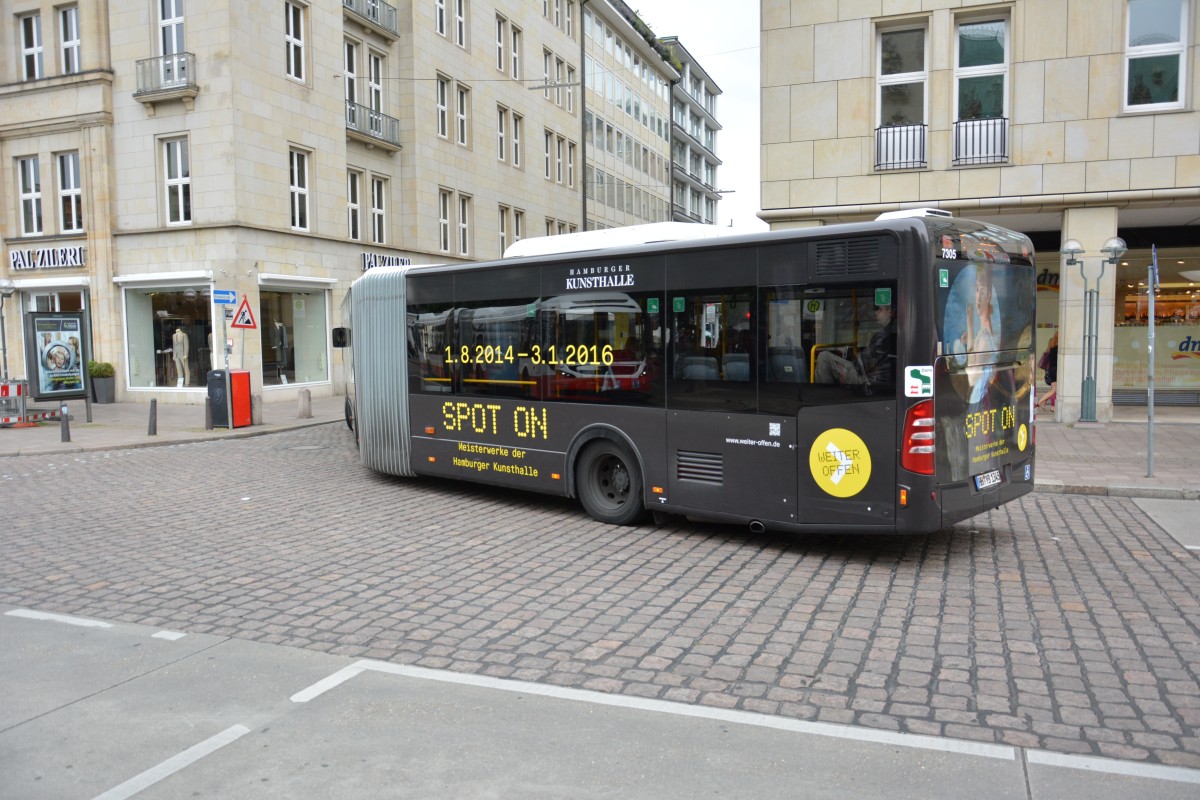 HH-YB 1345 (Mercedes Benz Citaro Facelift / Hochbahn) fährt am 11.07.2015 auf der Linie M5. Aufgenommen am Rathausmarkt in Hamburg.
