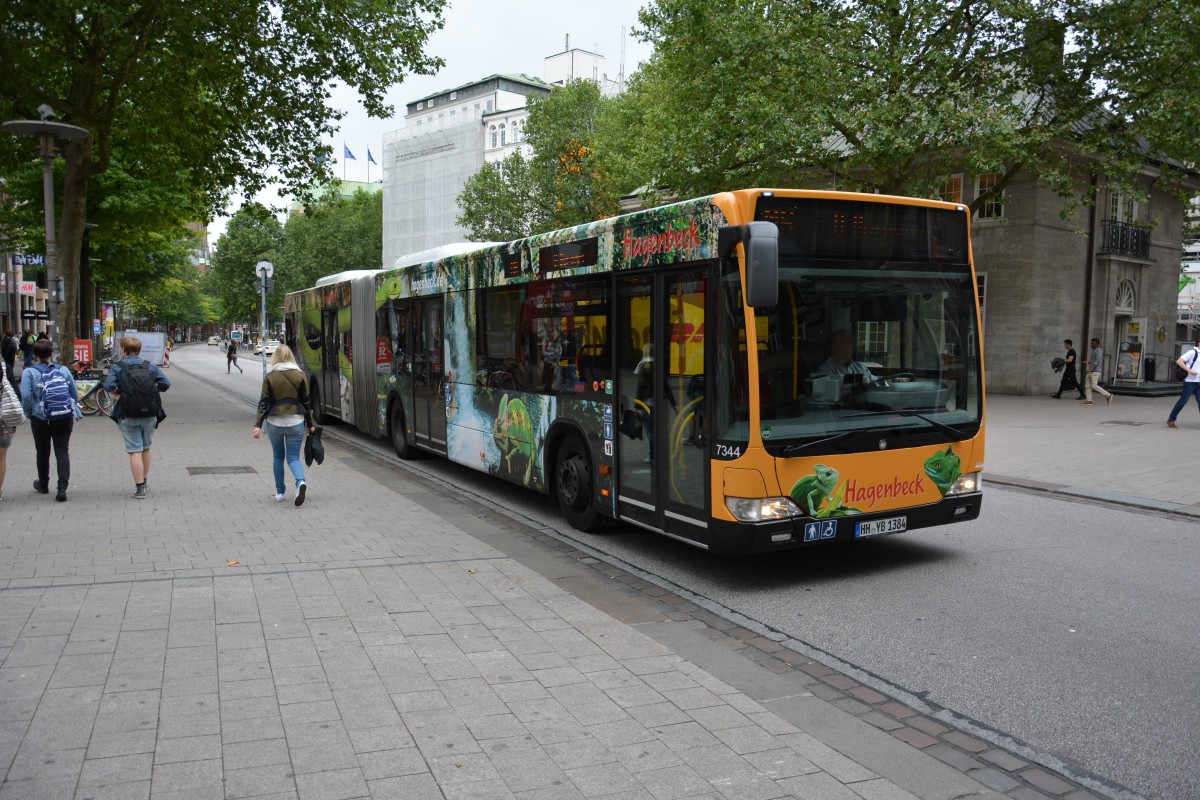 HH-YB 1384 (Mercedes Benz Citaro Facelift / Hochbahn) fährt am 11.07.2015 auf der Linie M6. Aufgenommen an der Mönckebergstraße in Hamburg.
