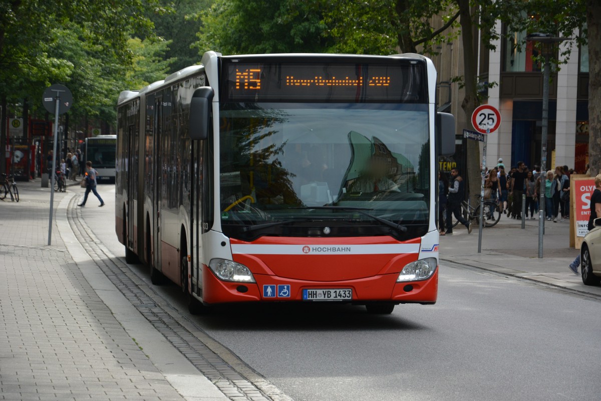 HH-YB 1433 fährt am 11.07.2015 auf der Linie M5. Aufgenommen wurde ein Mercedes Benz Citaro der 2. Generation / Hochbahn / Hamburg Mönckebergstraße.
