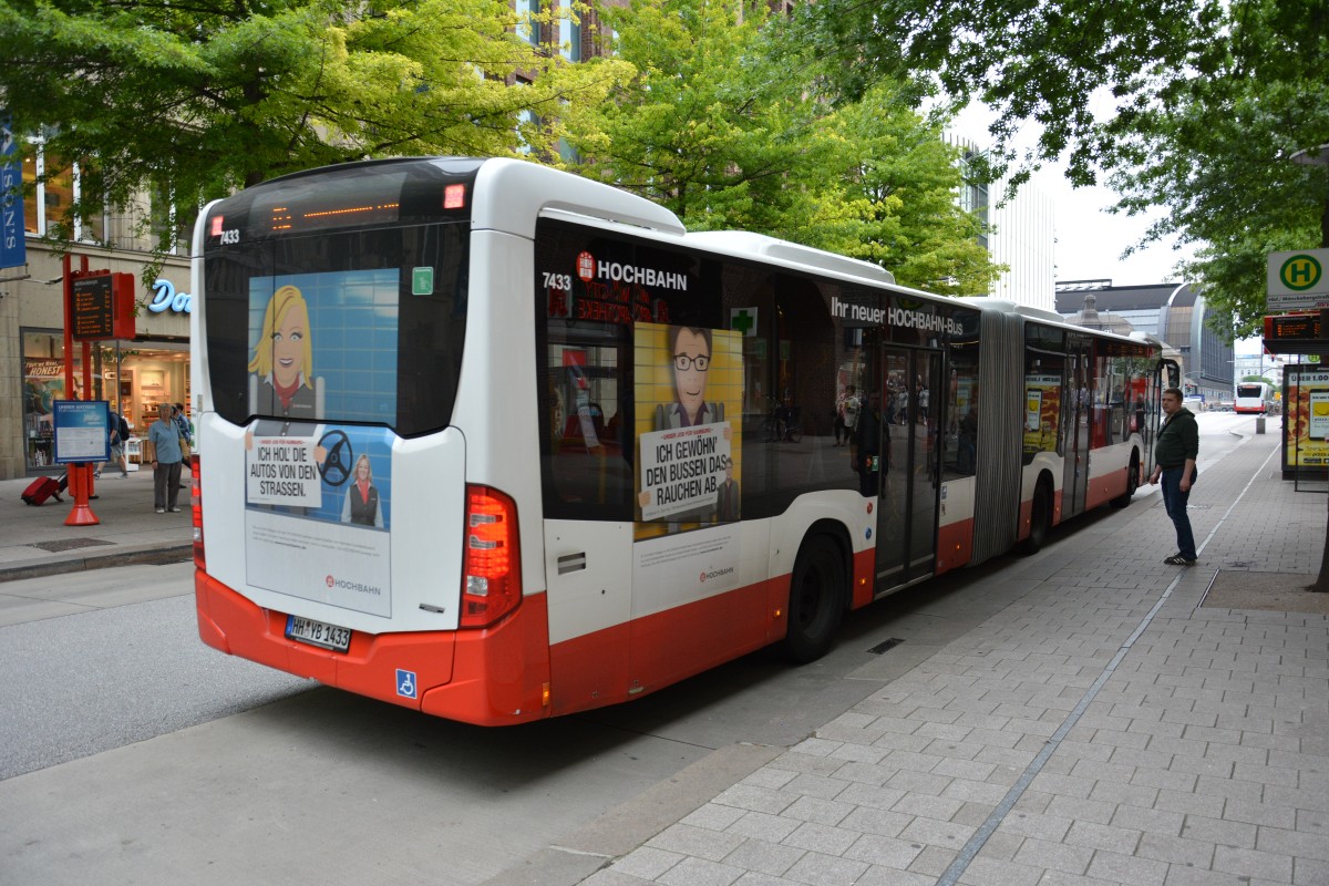 HH-YB 1433 (Mercedes Benz Citaro O 530 2. Generation / Hochbahn) fährt am 11.07.2015 auf der Linie M5. Aufgenommen an der Mönckebergstraße in Hamburg.
