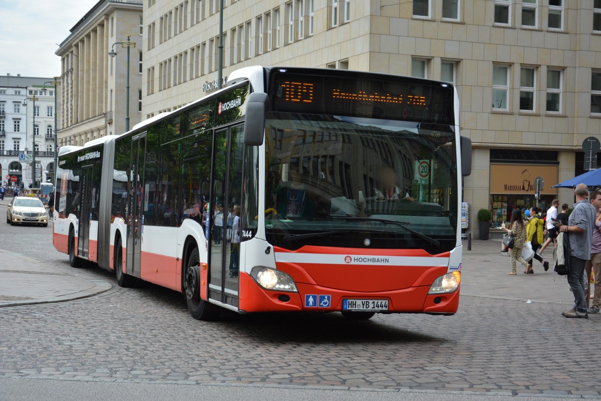 HH-YB 1444 fährt am 11.07.2015 auf der Linie M5. Aufgenommen wurde ein Mercedes Benz Citaro der 2. Generation / Hochbahn / Hamburg Rathausmarkt.
