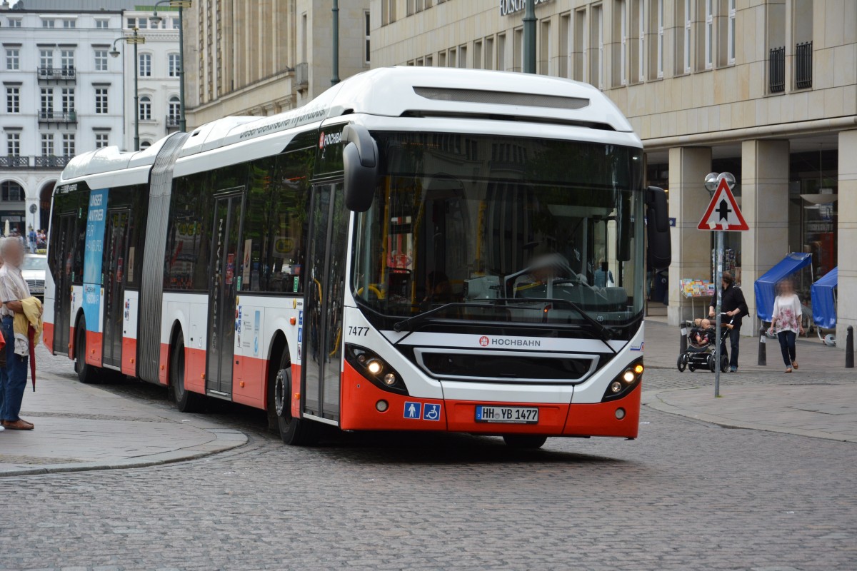 HH-YB 1477 fährt am 11.07.2015 auf der Linie 109. Aufgenommen wurde ein Volvo 7900 Hybrid Gelenkbus / Hochbahn / Hamburg Rathausmarkt.
