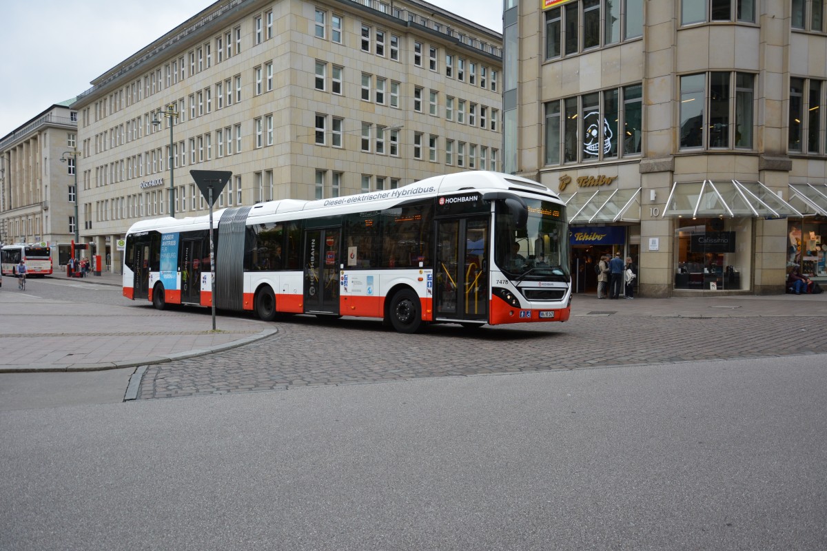 HH-YB 1478 ist am 11.07.2015 auf der Linie 109 in Hamburg unterwegs. Aufgenommen wurde ein Volvo 7900 Hybrid Gelenkbus / Hamburg Mönckebergstraße.
