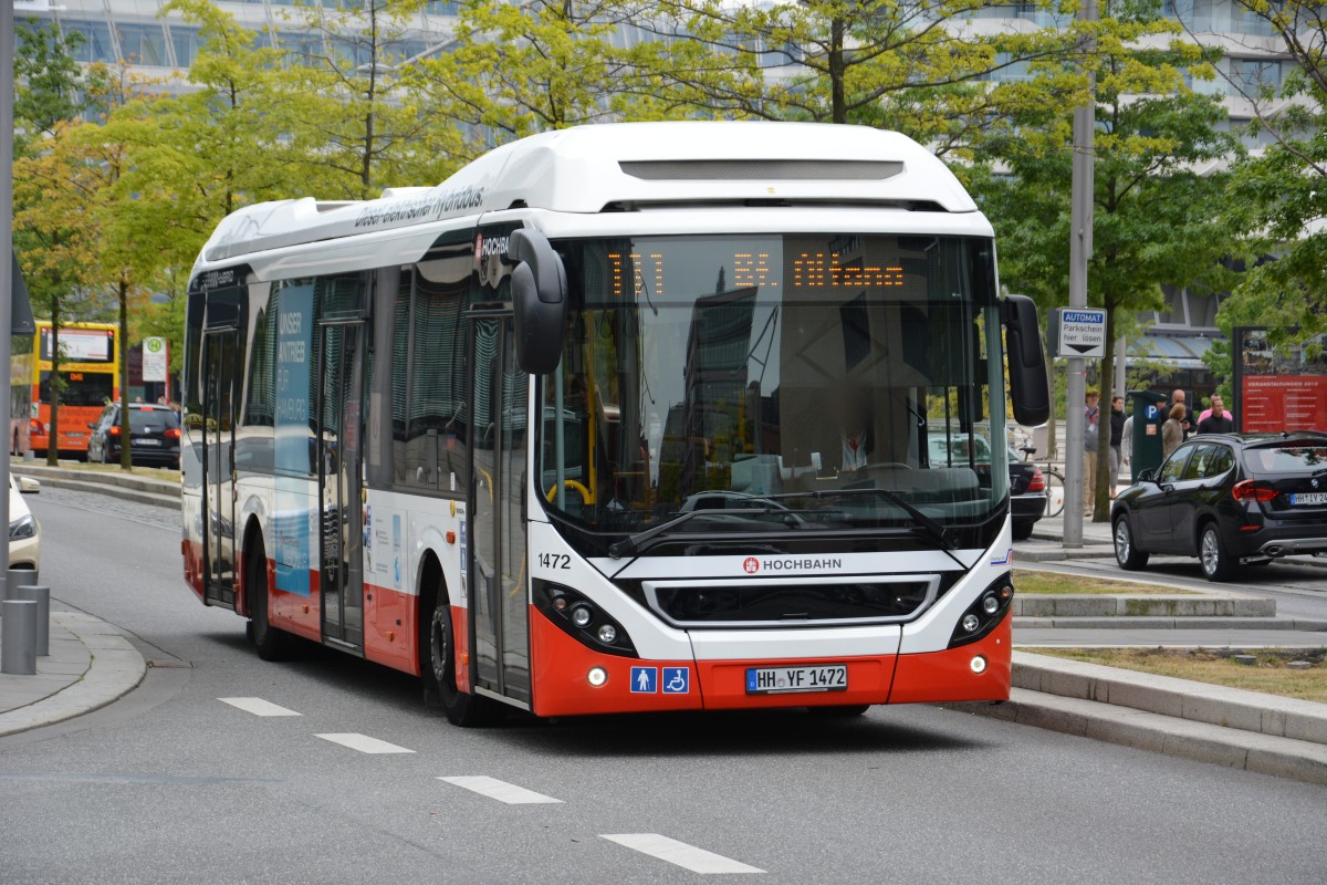 HH-YF 1472 fährt am 11.07.2015 auf der Linie 111 zum Bahnhof Altona. Aufgenommen wurde ein Volvo 7900 Hybrid Bus / Hamburg Großer Grasbrook.
