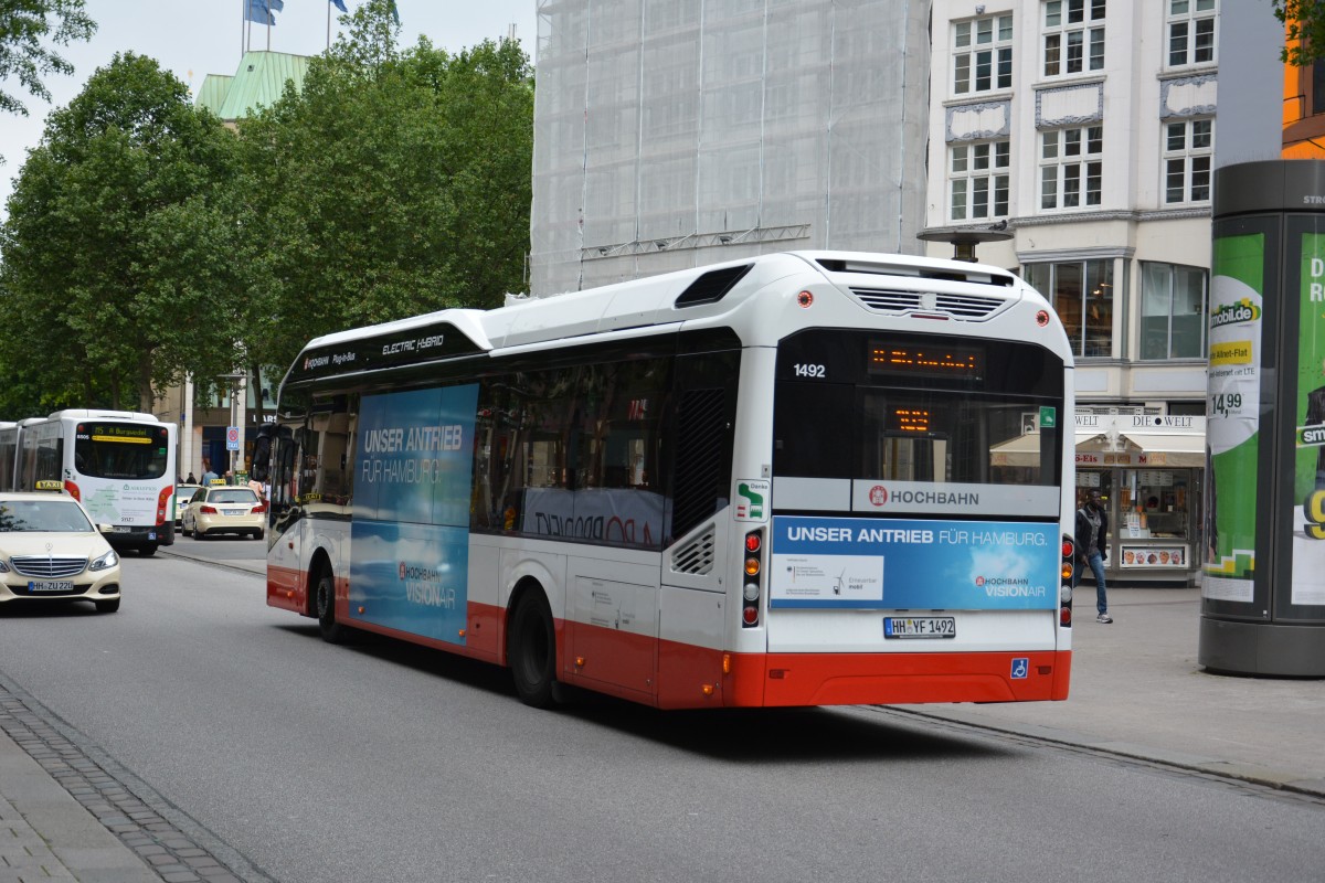 HH-YF 1492 (Volvo 7900 / Hochbahn) fährt am 11.07.2015 auf der Linie 109. Aufgenommen an der Mönckebergstraße in Hamburg.
