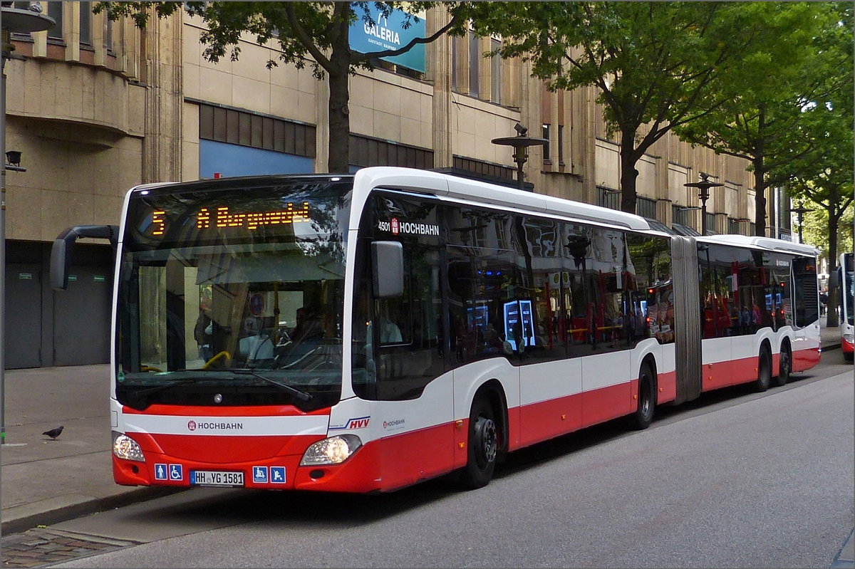 HH-YG 1581, 4 Achsiger Mercedes Benz Gelenkbus in den Straen von Hamburg gesehen am 18.09.2019.