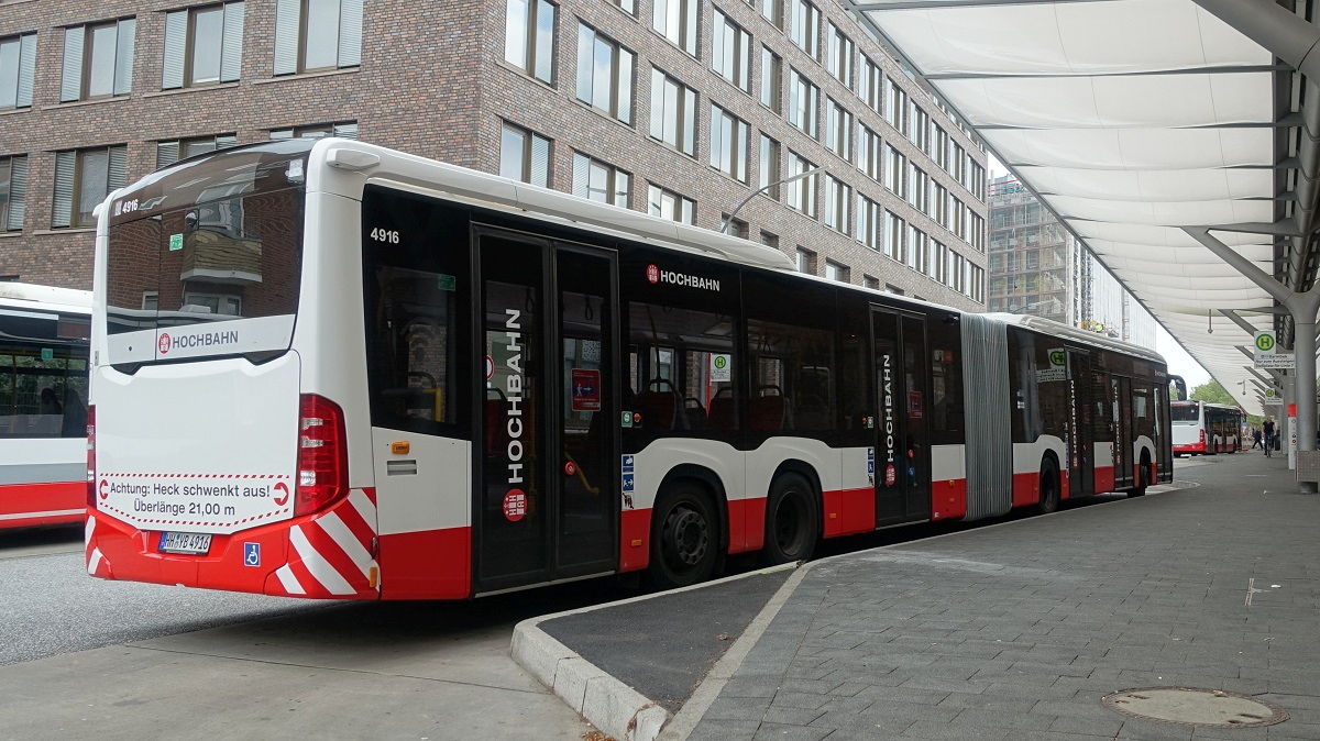 HHA 4916 (HH-YB 4916) am 4.9.2019, Bahnhof Barmbek / EvoBus MB CapaCity L, Großraumgelenkbus, 4-achsig, 5-türig (EZ 05.2019) /