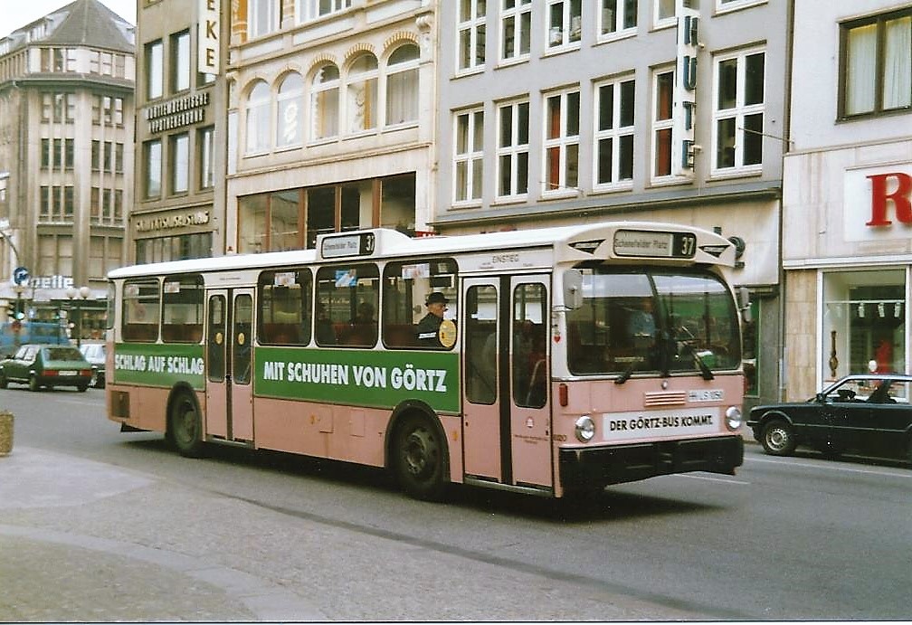 HHA 6120 (HH-LS 1050), DB O 305, Baujahr 1982, Schnellbuslinie 37, 1986 in Hamburg, Rathausmarkt., scan vom Foto /