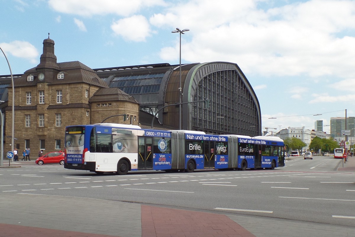 HHA 6509 (HH-HN 2589) am 28.4.2014 auf der Metrobus -Linie  5 zum Hauptbahnhof, auf der Kreuzung Steintordamm/Steintorwall am Hauptbahnhof    
