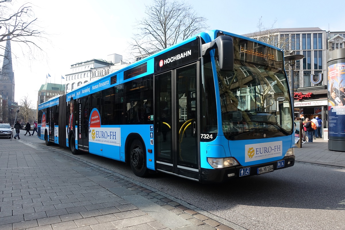 HHA 7324 (HH-YB 1364) am 29.3.2019 in der Mönckebergstr. / MB O 530 G “Facelift”, 3-türig, 3-achs. (EZ 2013) /