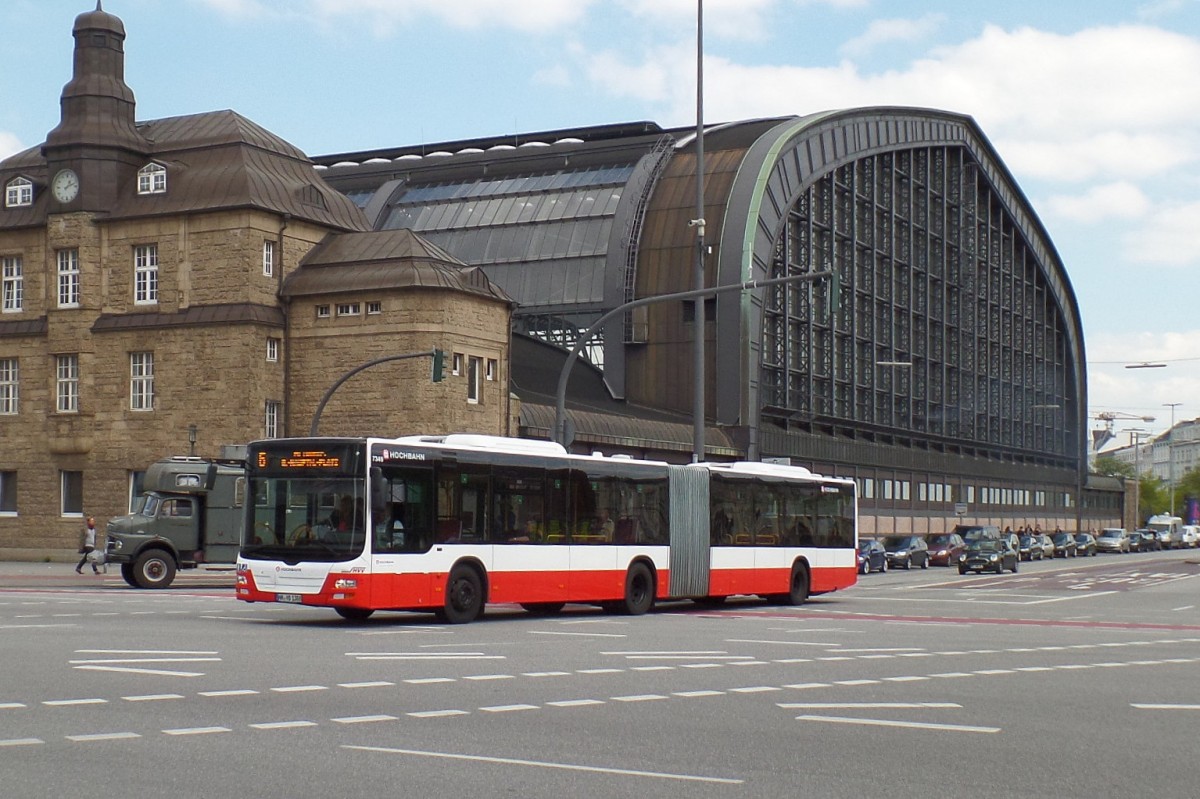HHA 7345 (HH-YB 1385) am 28.4.2014 auf Metrobus-Linie 6 auf der Kreuzung Steintordamm/Steintorwall  am Hauptbahnhof
