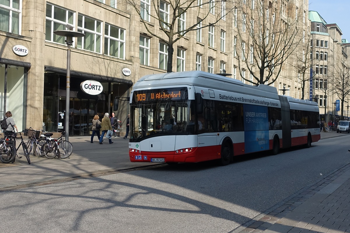 HHA 7492 (HH-YB 1492) Linie 109, am 29.3.2019 in der Mönckebergstr. / Solaris BZ Urbino, 3-türig, 3-achs. (EZ 2014) /