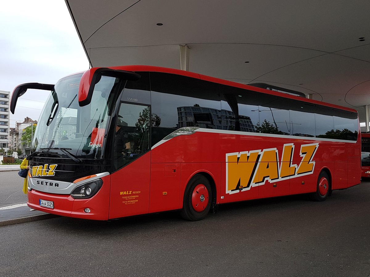 Hier ist der CW W 3025 von Walz Reisen als Schnellbus auf der Buslinie 733 nach Bretten im Einsatz. Erwischt am 11 Juni 2019 am Omnibusbahnhof in Pforzheim.